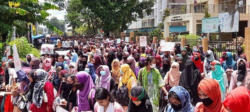 নোয়াখালী জেলা শহর মাইজদী আদালত সংলগ্ন সড়কে শিক্ষার্থীদের বিক্ষোভ আজ দুপুরে